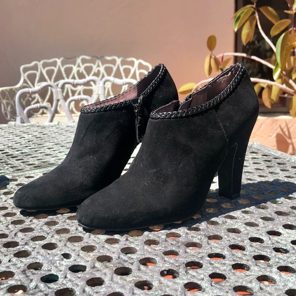 SOLD NWOT Tahari Booties Size 6 - Picture 1 of 12